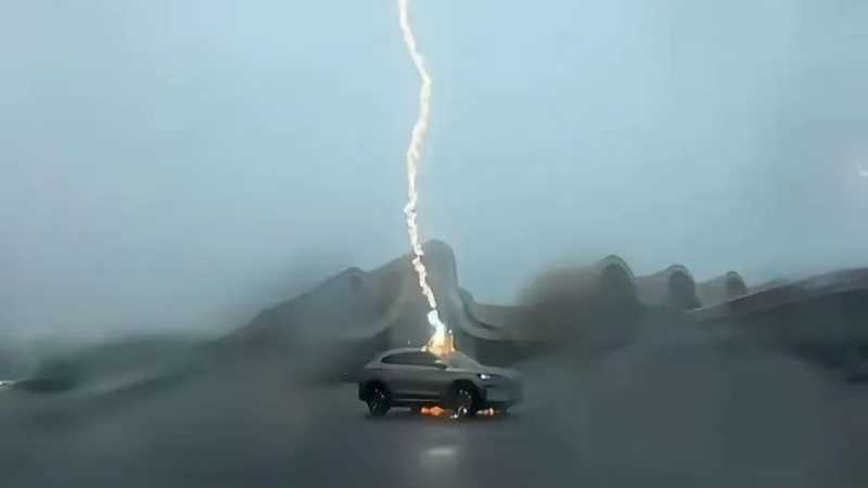 Xe điện Trung Quốc chịu được 3 lần sét đánh liên tiếp: Tình trạng của tài xế mới là điều gây bất ngờ - Ảnh 1