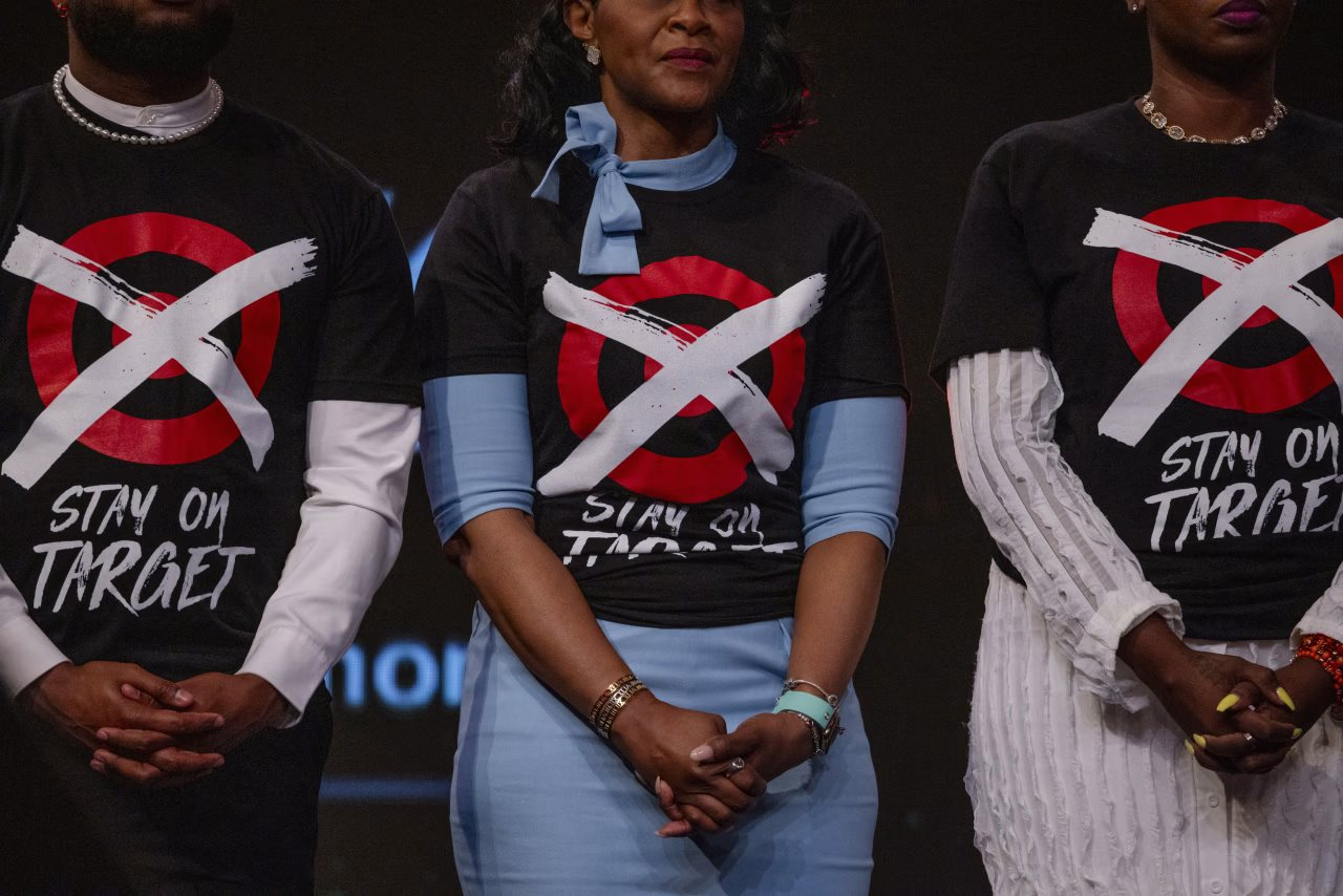 Một chuỗi bán lẻ gặp khủng hoảng: Khách hàng tẩy chay 40 ngày, vốn hóa bốc hơi 12,4 tỷ USD, 40% nhân viên mất niềm tin vào tương lai - Ảnh 3