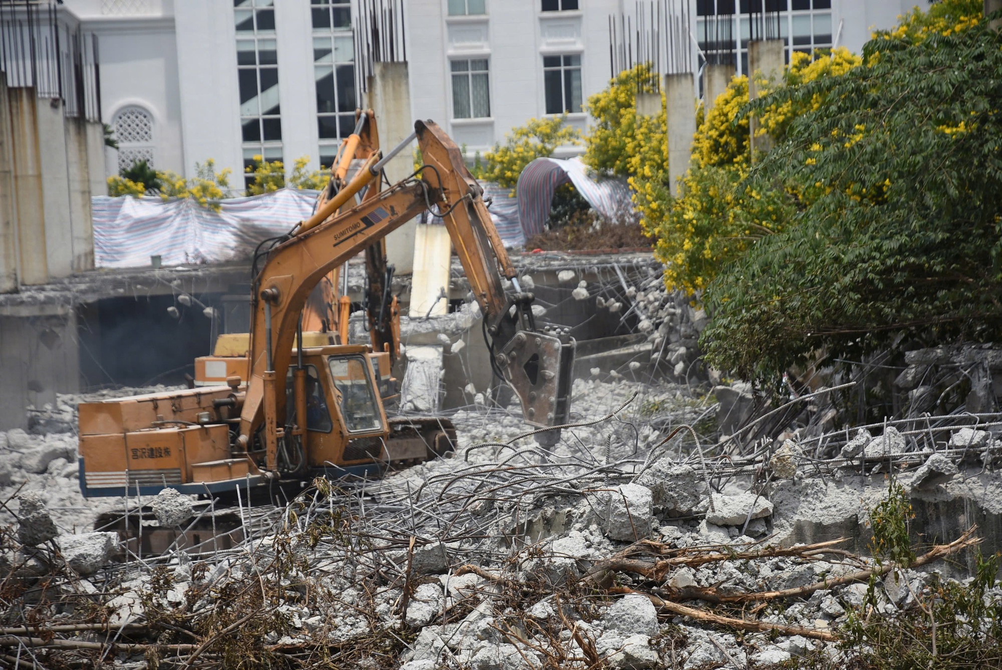 Cận cảnh tháo dỡ Khu phức hợp thương mại xây dựng không phép trên "đất vàng" ở Đồng Nai - Ảnh 7