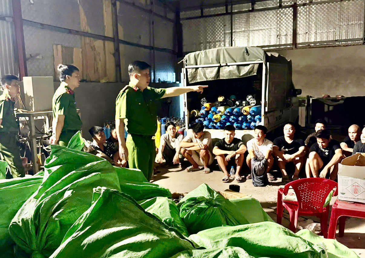Triệt phá đường dây mua bán "khí cười" số lượng lớn, tạm giữ 18 đối tượng - Ảnh 1