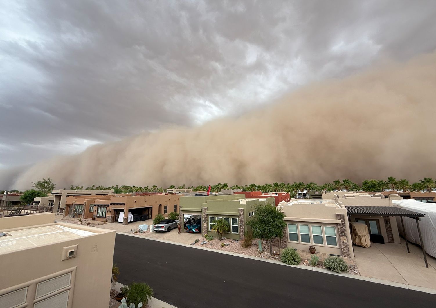 Bão bụi "nuốt chửng" một thành phố ở Mỹ: Video ghi lại khung cảnh không tưởng - Ảnh 1
