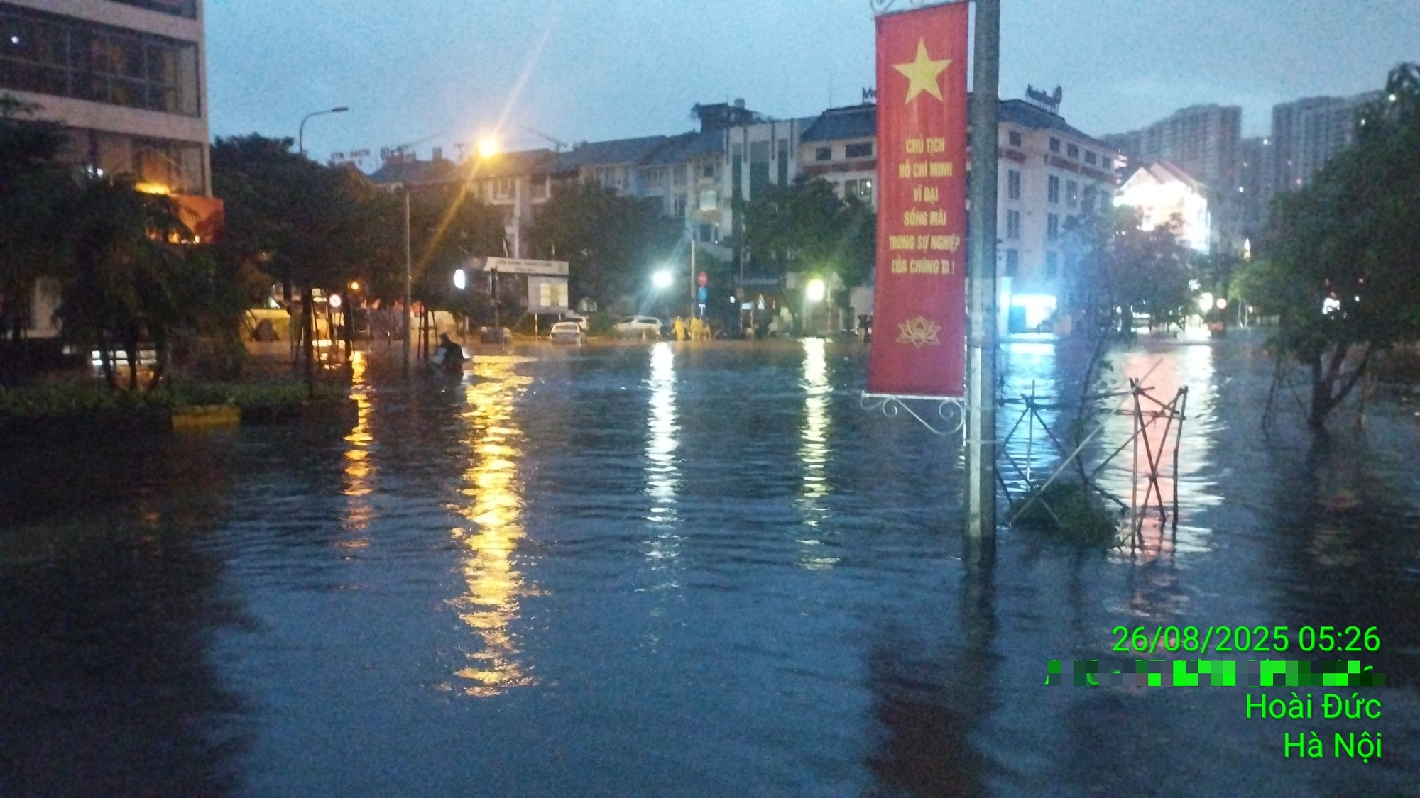 "Làng" biệt thự triệu đô Hà Nội ngập trong "biển nước" - Ảnh 1