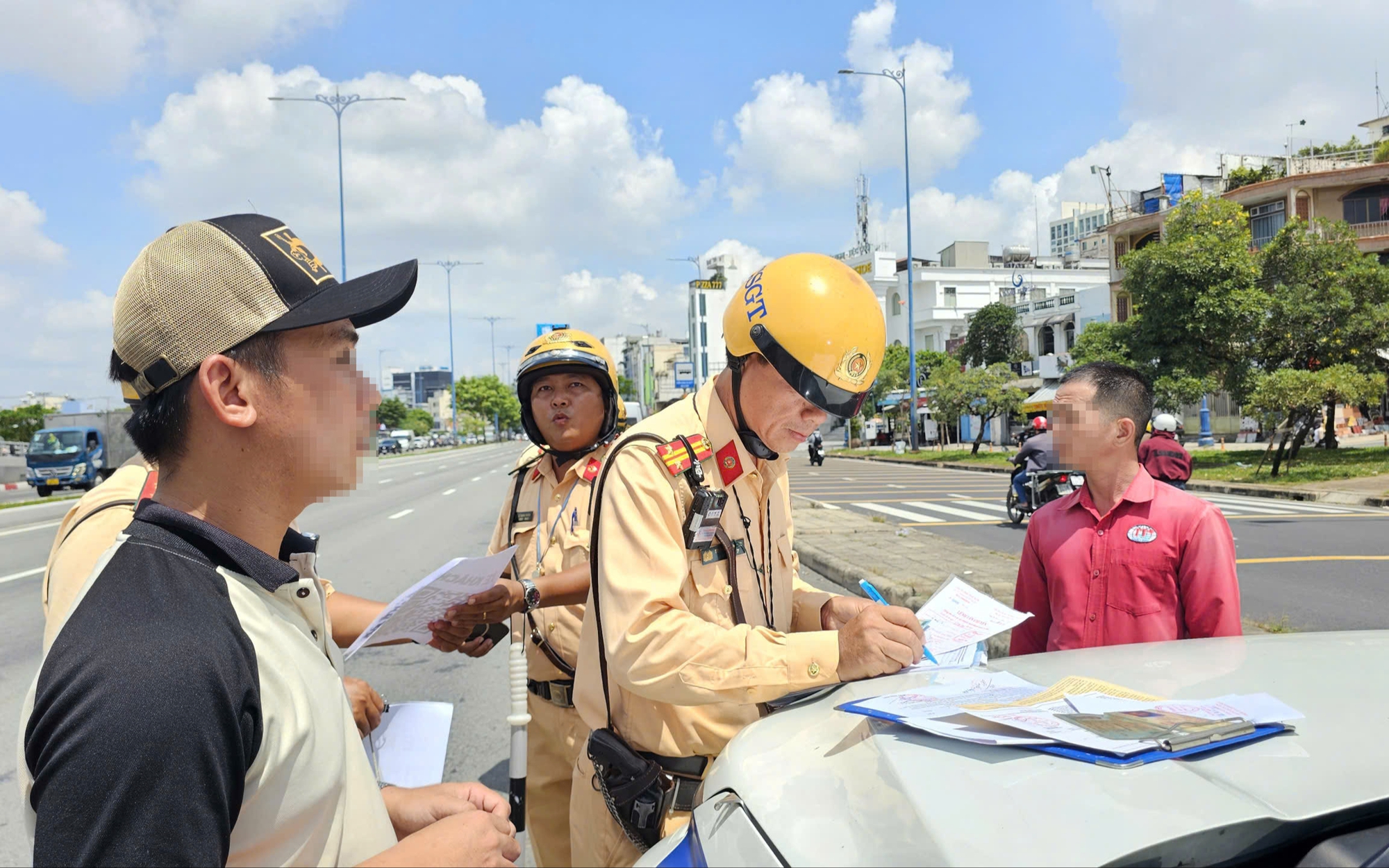 CSGT TP HCM phạt nhiều tài xế xe khách vì một lỗi không ngờ - Ảnh 2