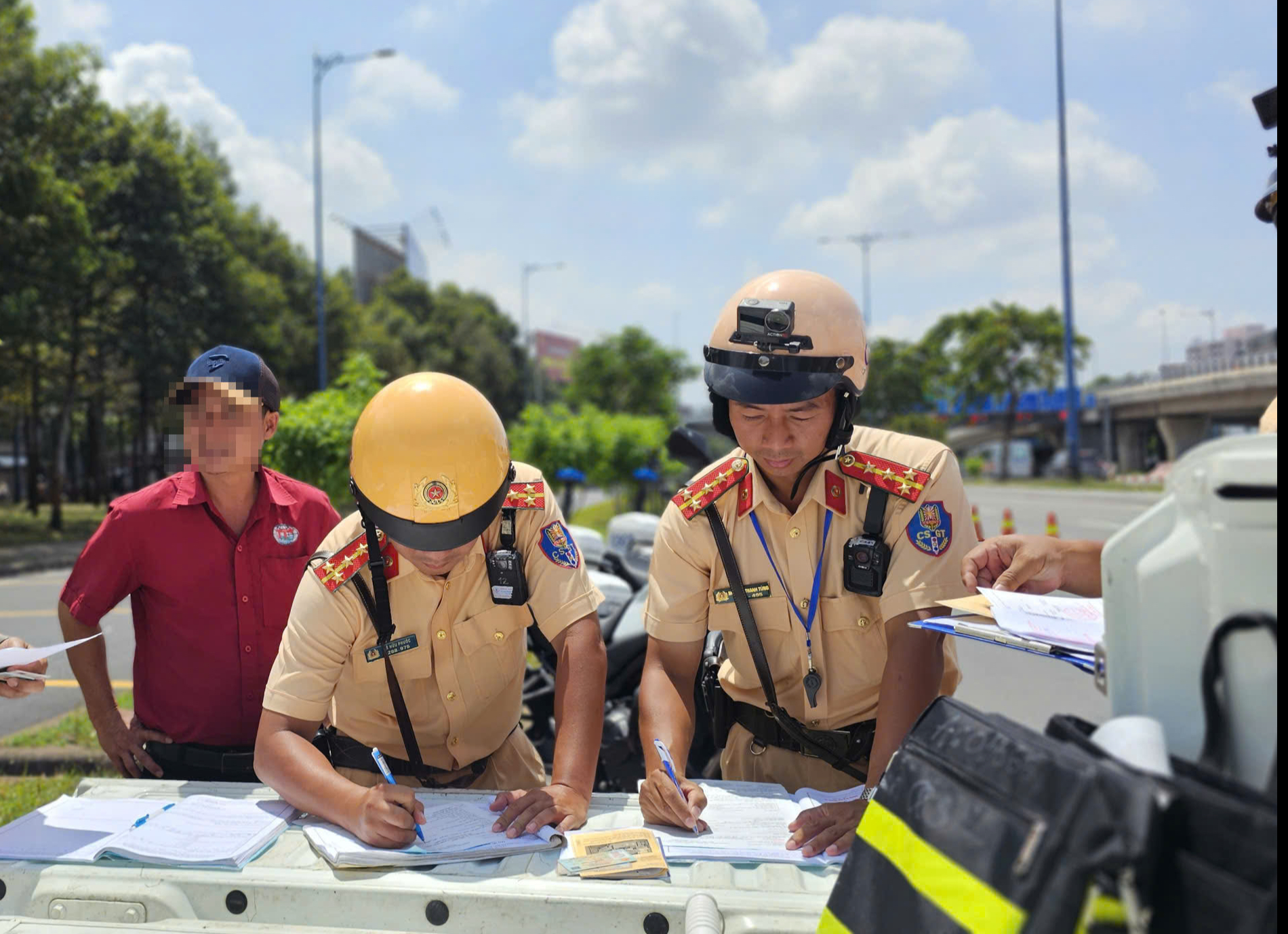 CSGT TP HCM phạt nhiều tài xế xe khách vì một lỗi không ngờ - Ảnh 1
