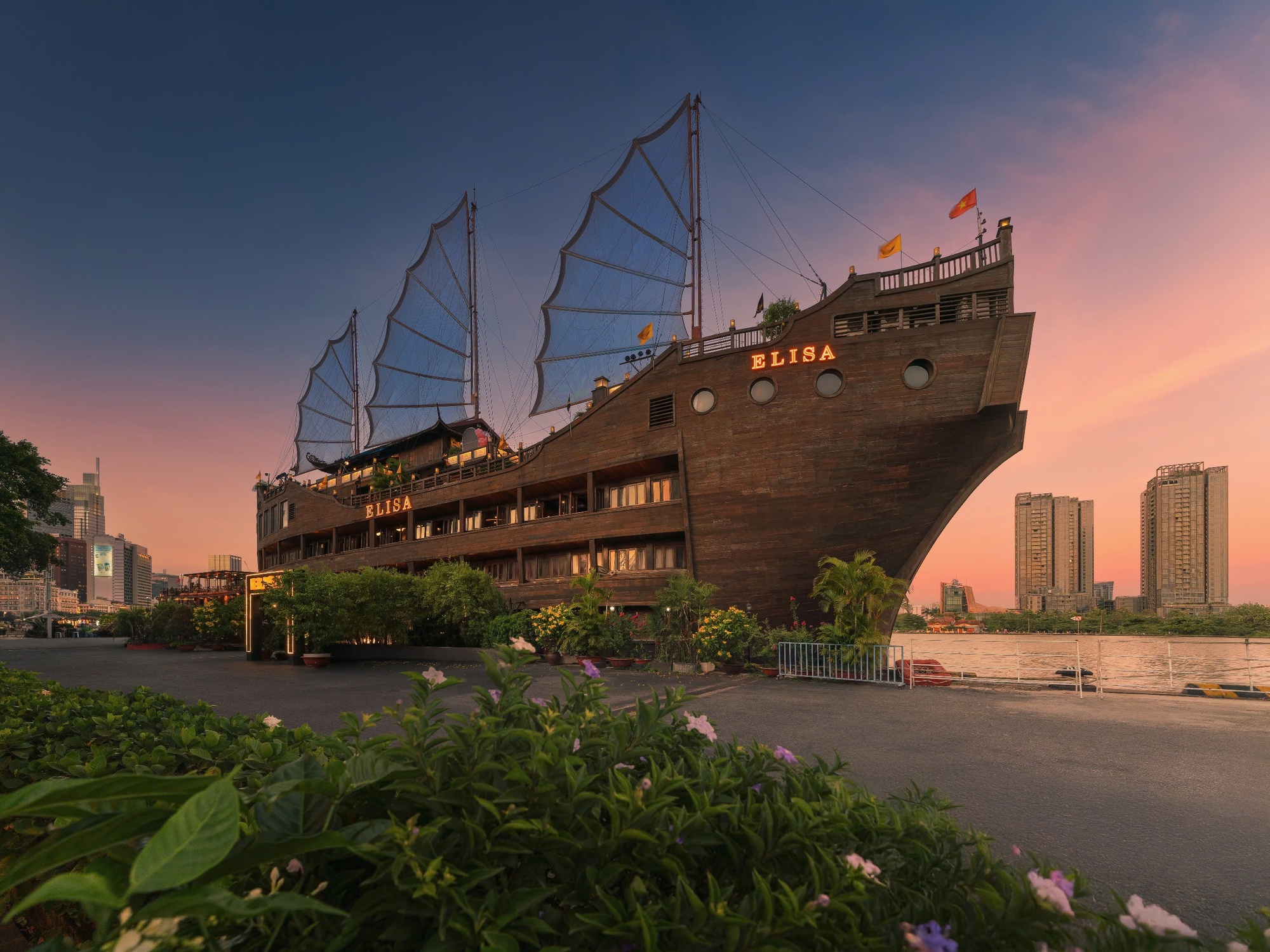 Tàu nhà hàng 5 sao Elisa ở TP HCM tiếp tục bị ngân hàng đem bán đấu giá - Ảnh 1