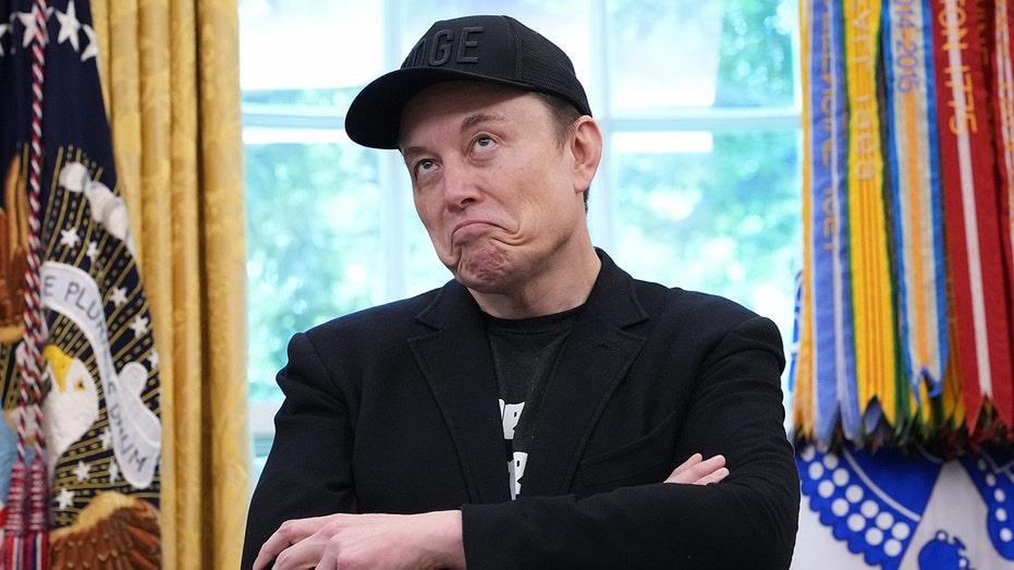 Elon Musk đứng trước nguy cơ “mất cả chì lẫn chài”: Bị gọi hầu tòa vì bỏ tiền tài trợ "xổ số bầu cử" nhưng trớ trêu là mối quan hệ với ông Trump giờ chẳng tốt đẹp gì - Ảnh 1