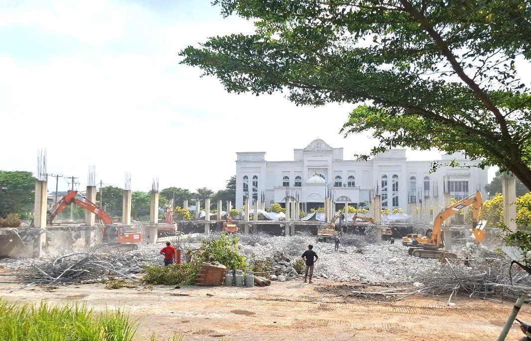 Tháo dỡ Khu phức hợp thương mại dịch vụ và căn hộ cao cấp xây dựng trái phép - Ảnh 1