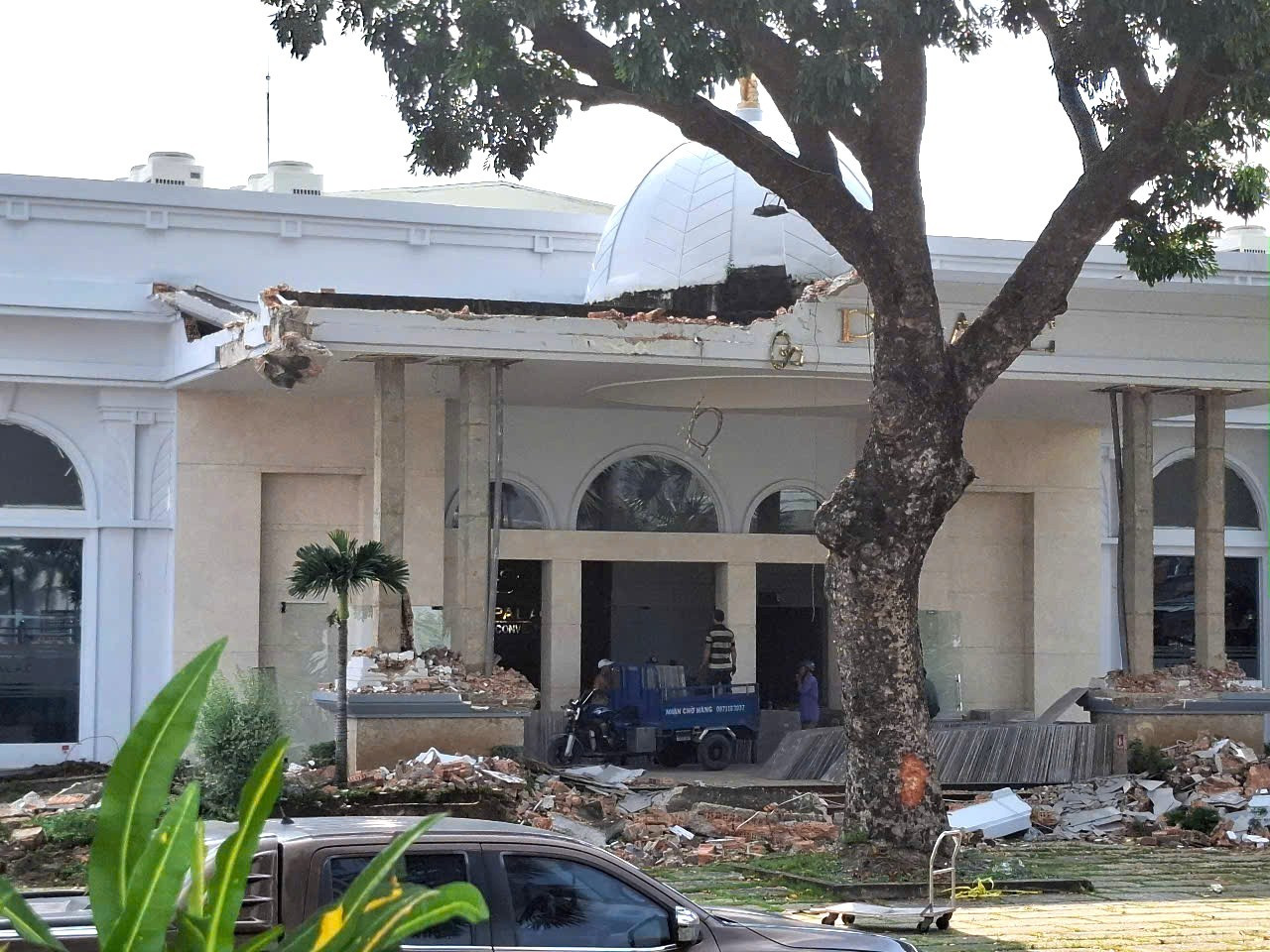 Tháo dỡ Khu phức hợp thương mại dịch vụ và căn hộ cao cấp xây dựng trái phép - Ảnh 4