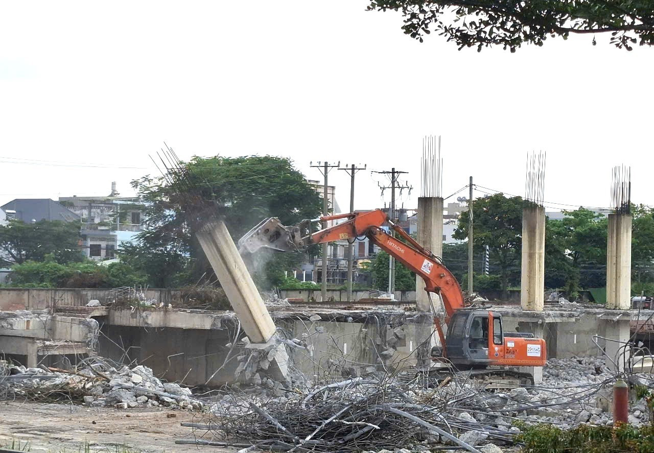 Tháo dỡ Khu phức hợp thương mại dịch vụ và căn hộ cao cấp xây dựng trái phép - Ảnh 3