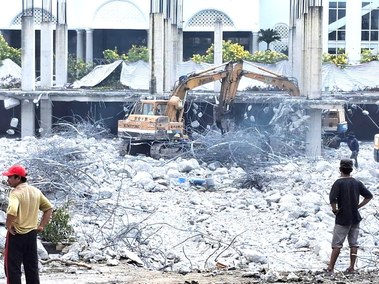 Tháo dỡ Khu phức hợp thương mại dịch vụ và căn hộ cao cấp xây dựng trái phép - Ảnh 2