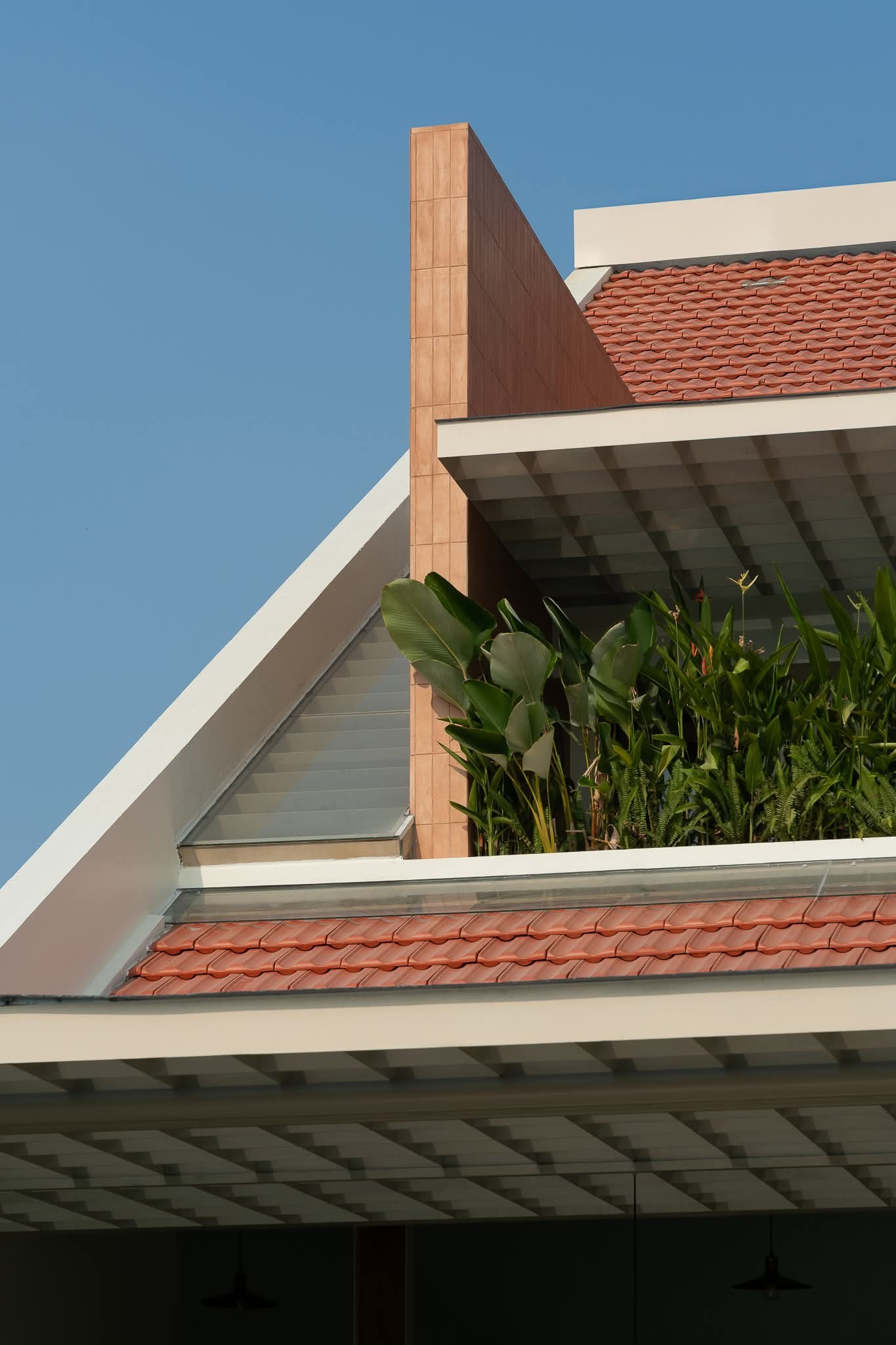 Ngôi nhà hiện đại ở Miền Tây rộng 120m2 mang vẻ đẹp nhà vườn truyền thống - Ảnh 2