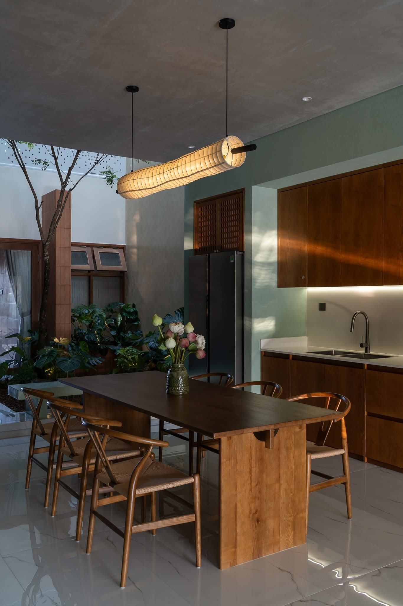 Ngôi nhà hiện đại ở Miền Tây rộng 120m2 mang vẻ đẹp nhà vườn truyền thống - Ảnh 10