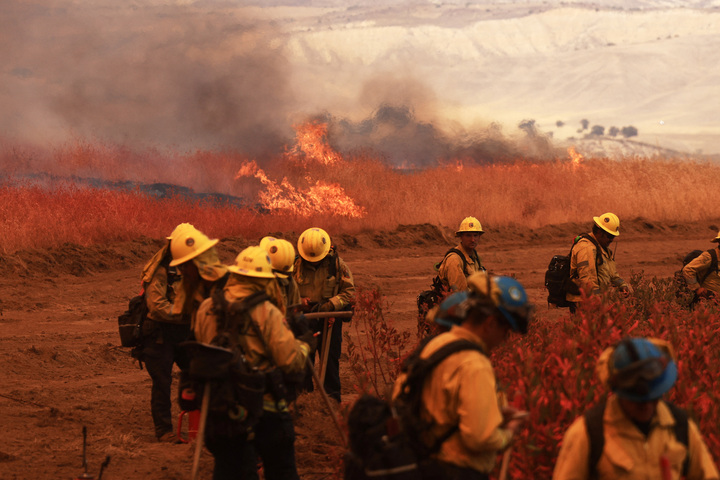 Cháy rừng dữ dội tại California, hơn 339 km² bị thiêu rụi, 4 người bị thương - Ảnh 1