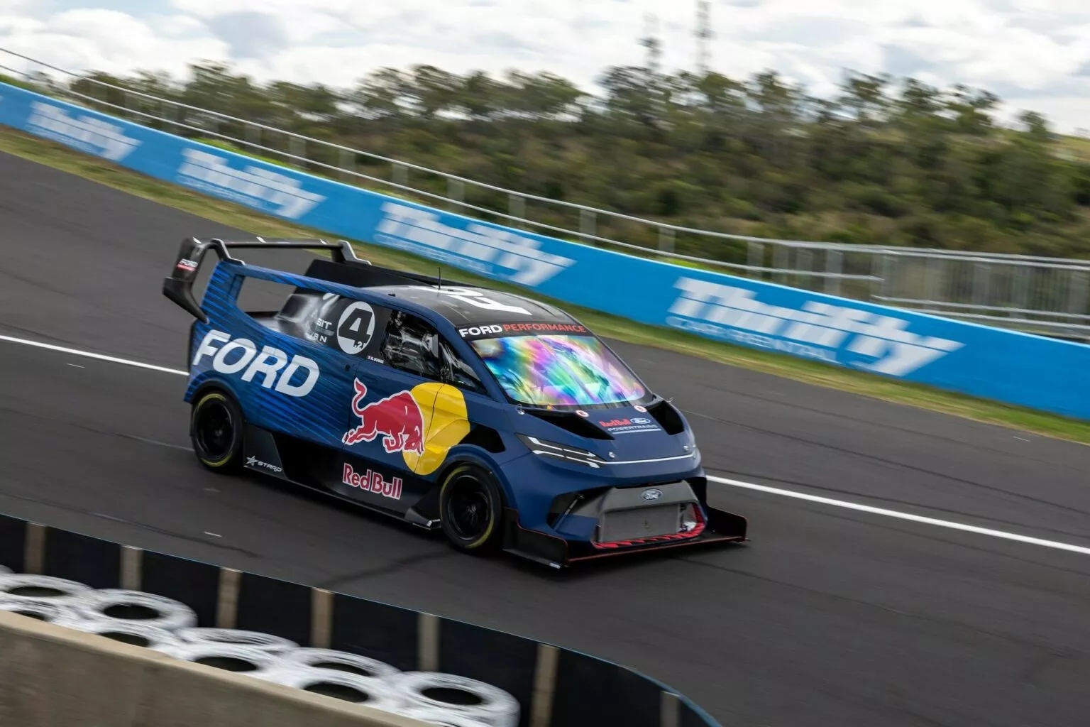 Không phải siêu xe, Ford lập kỷ lục tốc độ nhờ… Transit: Động cơ điện mạnh tới 1.400 mã lực, không ai có cơ hội sở hữu dù nhiều tiền đến đâu - Ảnh 1