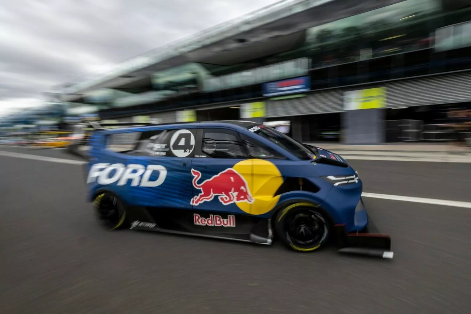 Không phải siêu xe, Ford lập kỷ lục tốc độ nhờ… Transit: Động cơ điện mạnh tới 1.400 mã lực, không ai có cơ hội sở hữu dù nhiều tiền đến đâu - Ảnh 2