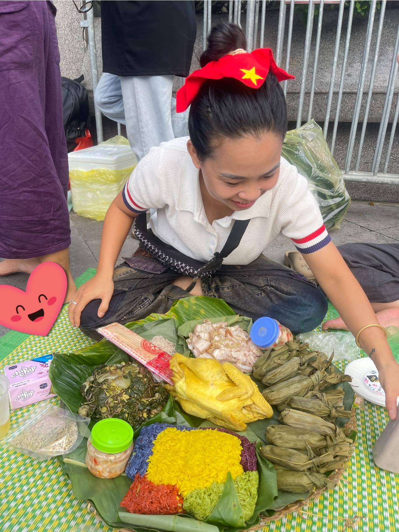 Chủ nhân mâm xôi gà xem diễu binh đang hot nhất MXH: Đi từ 3h30, mang toàn đặc sản quê nhà đến Hà Nội - Ảnh 7