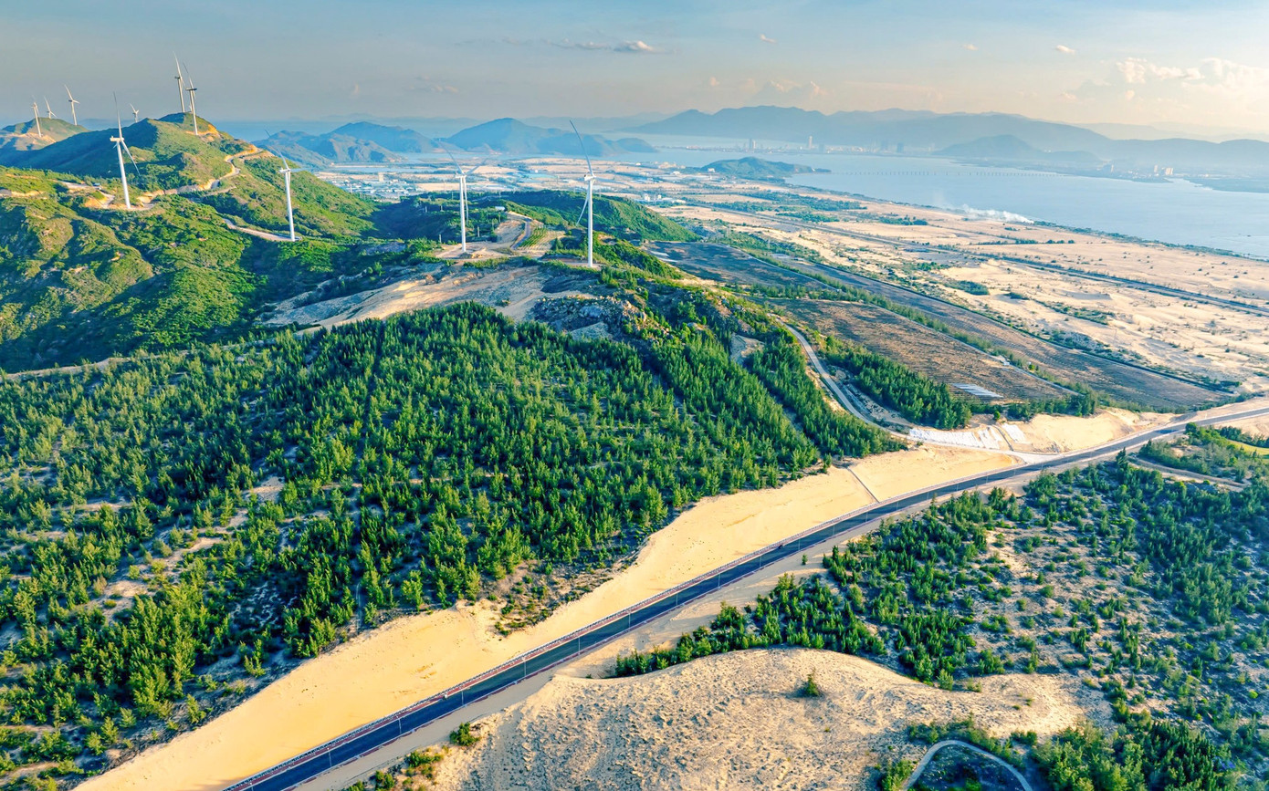 Diện mạo mới cung đường xuyên đồi cát, bên những cột điện gió khổng lồ chạy về làng chài cổ ở Gia Lai - Ảnh 6