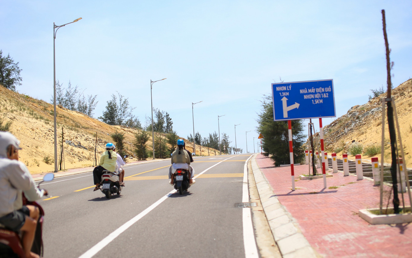 Diện mạo mới cung đường xuyên đồi cát, bên những cột điện gió khổng lồ chạy về làng chài cổ ở Gia Lai - Ảnh 1