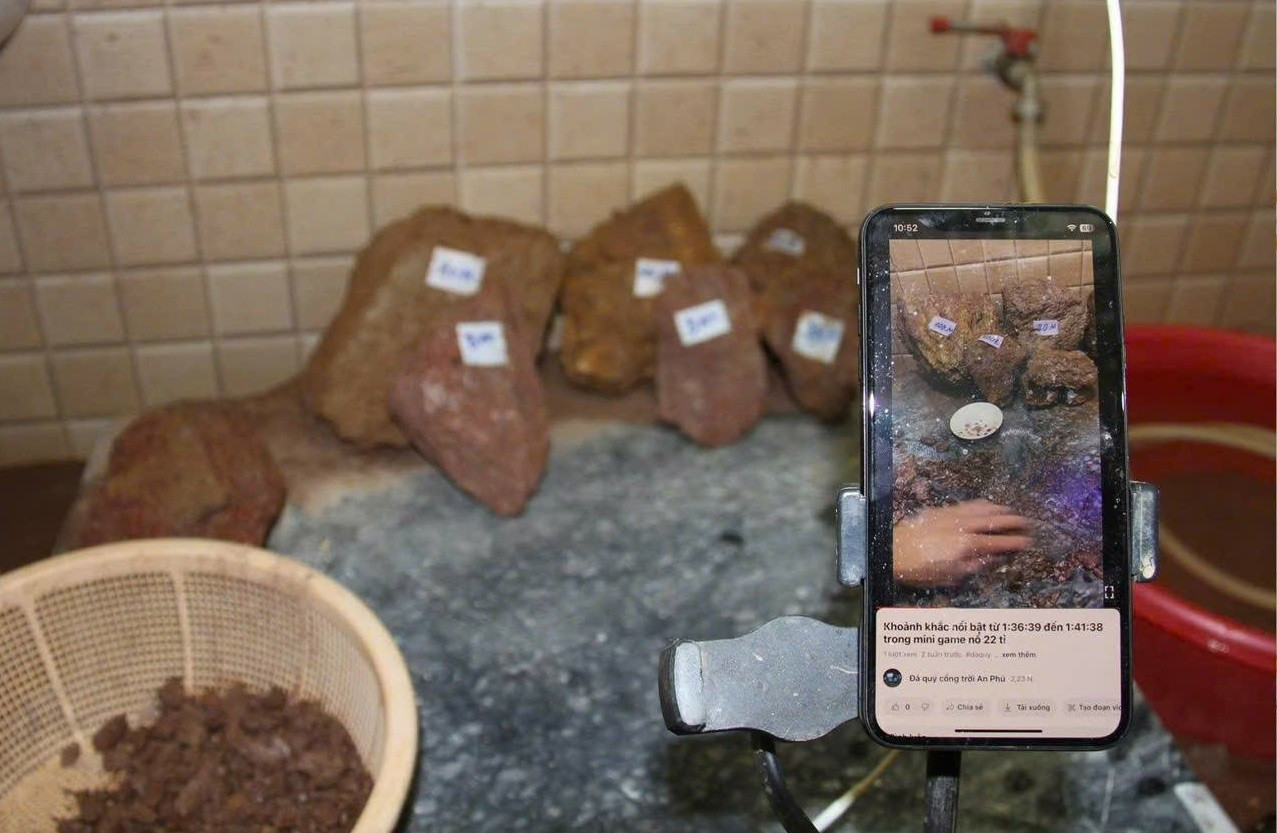 Livestream lừa bán đá thô đục ra có đá qúy, nhóm đối tượng ở Lào Cai cuỗm 10 tỷ đồng - Ảnh 1