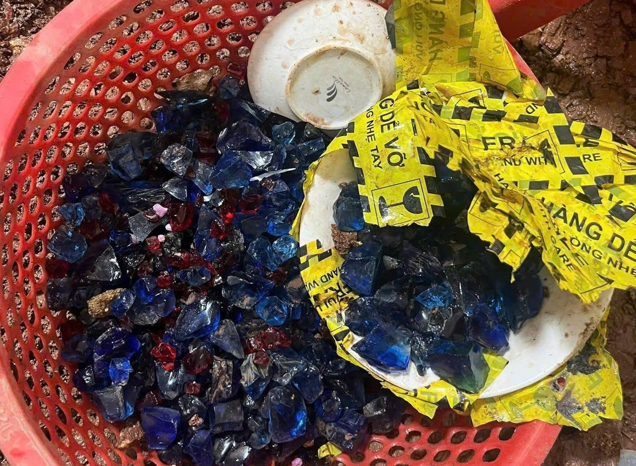 Livestream lừa bán đá thô đục ra có đá qúy, nhóm đối tượng ở Lào Cai cuỗm 10 tỷ đồng - Ảnh 3