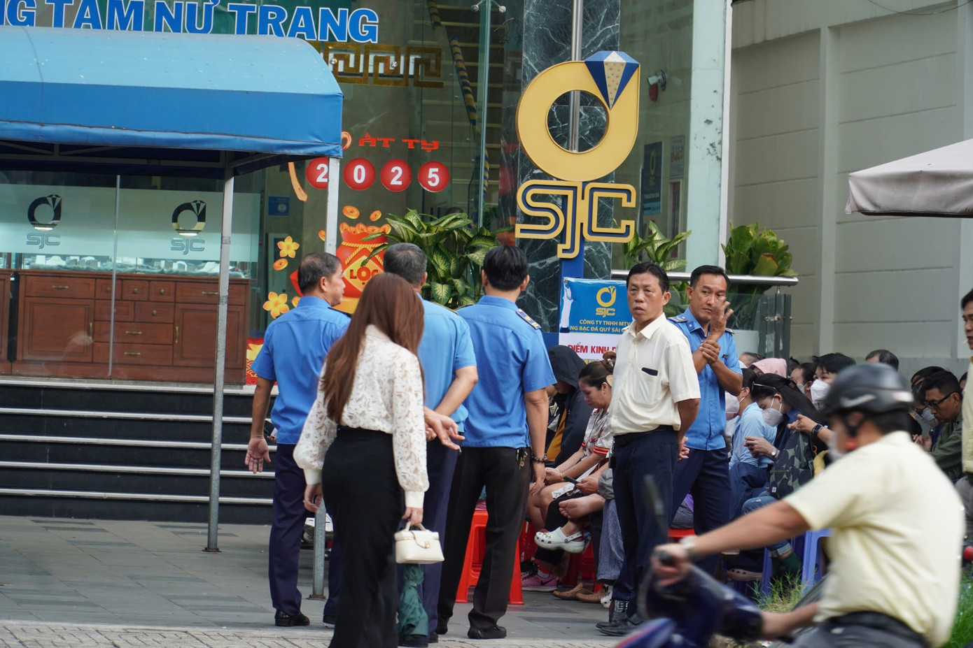 Người dân chen chân 'vét' sạch vàng giữa 'cơn bão' giá - Ảnh 10