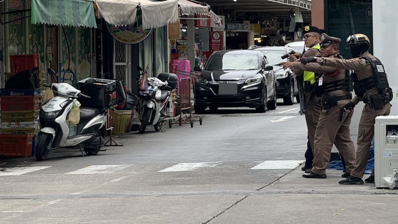 NÓNG: Xả súng tại khu chợ nổi tiếng Bangkok khiến 6 người thiệt mạng, nghi phạm tự sát ngay sau đó - Ảnh 1