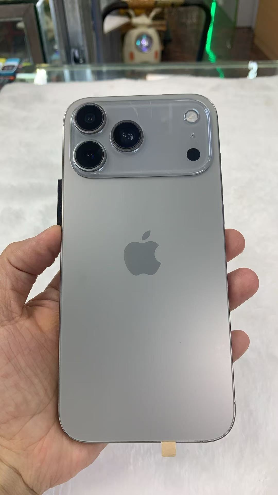 Xuất hiện iPhone 17 Pro nhái chạy Android: Thiết kế y hệt, cũng có Dynamic Island nhưng nhìn là biết hàng "đểu" - Ảnh 2