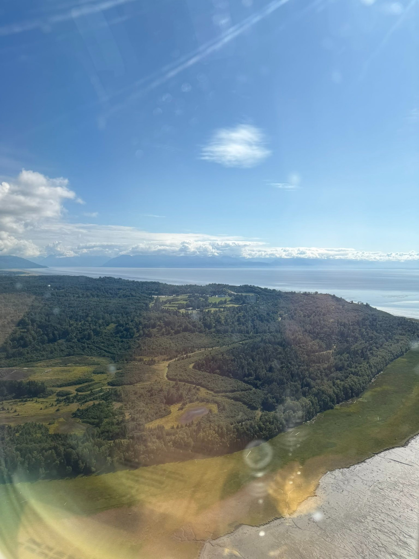 Hội nghị thượng đỉnh Nga - Mỹ: Phái đoàn Nga đáp máy bay xuống Alaska - Ảnh 2