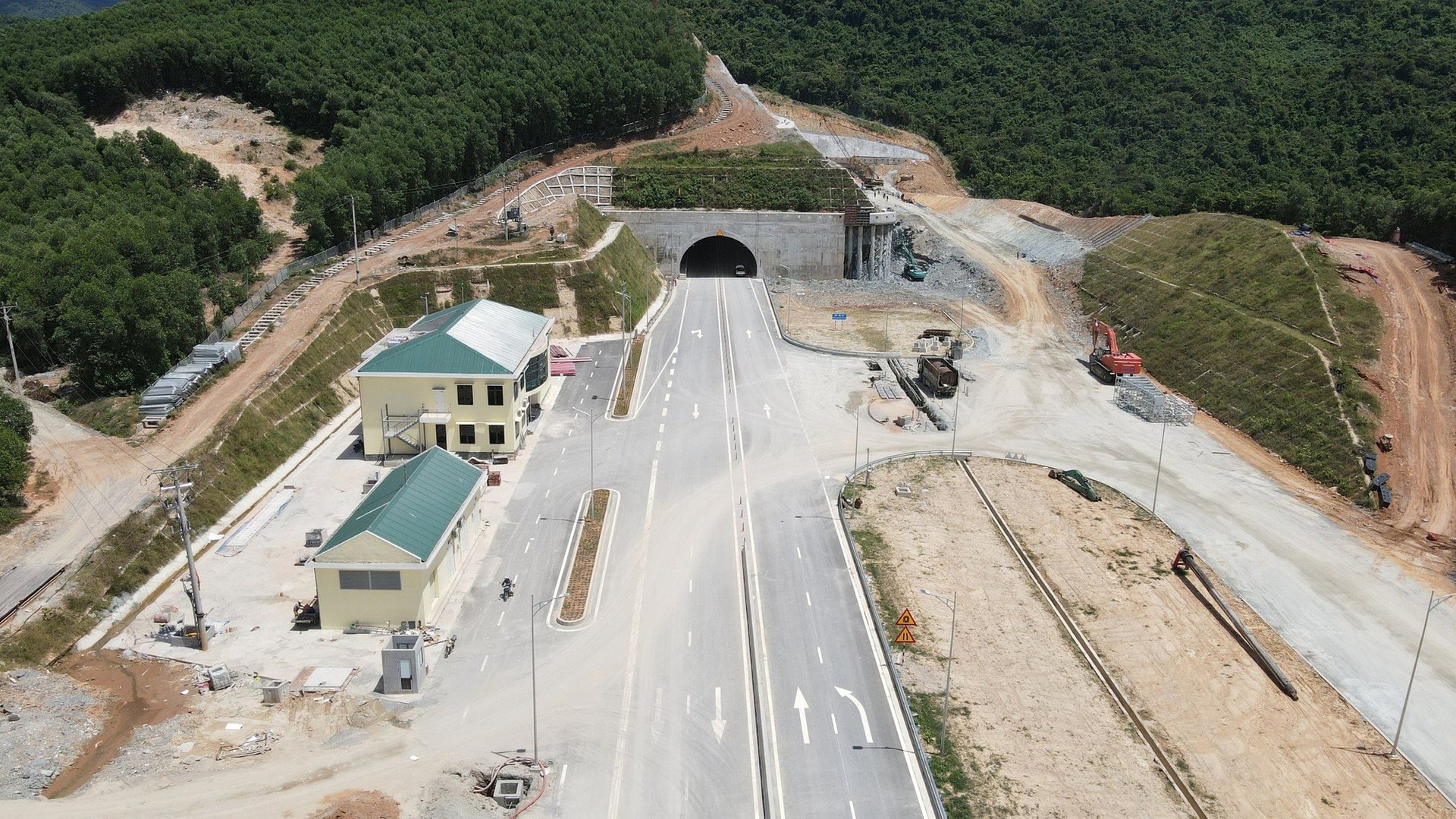 Từ ngày mai, một công trình hơn 12.000 tỷ đồng "xuyên núi" có 33 cây cầu của Việt Nam sẽ thông tuyến - Ảnh 3