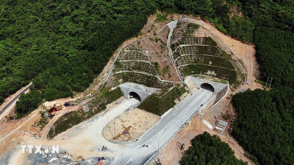 Từ ngày mai, một công trình hơn 12.000 tỷ đồng "xuyên núi" có 33 cây cầu của Việt Nam sẽ thông tuyến - Ảnh 1
