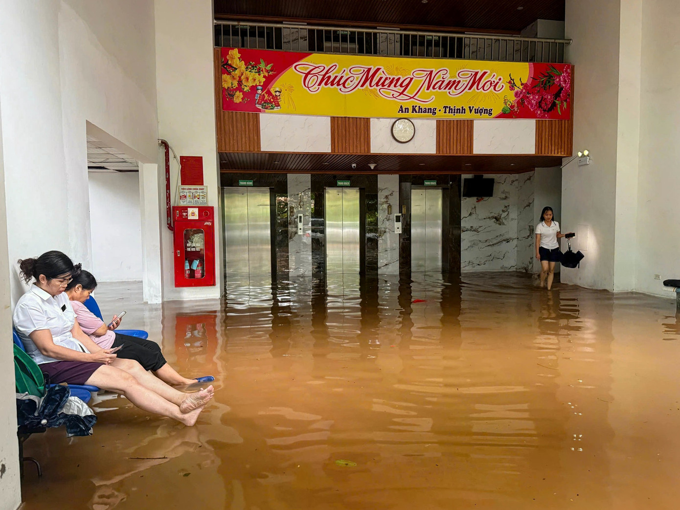 Nhiều khu chung cư Hà Nội thành 'ốc đảo' sau mưa lớn, dân dựng đập ngăn nước tràn vào hầm - Ảnh 4