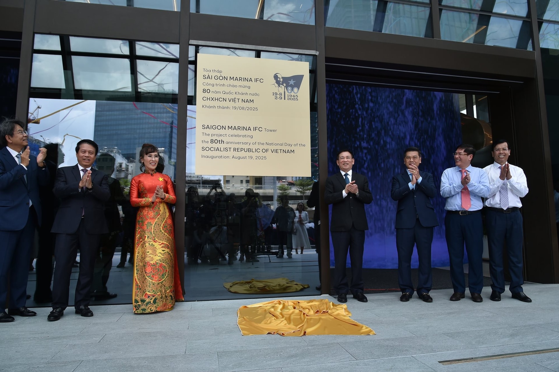 4 tỷ phú đô la Nguyễn Thị Phương Thảo, Phạm Nhật Vượng, Trần Đình Long, Hồ Hùng Anh cùng ''phất cờ'' khởi động các "quả đấm thép" dọc miền đất nước - Ảnh 2