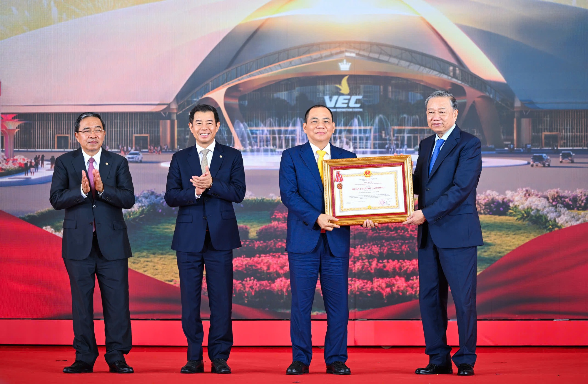 Tập đoàn Vingroup được trao Huân chương Lao động hạng Nhất - Ảnh 1