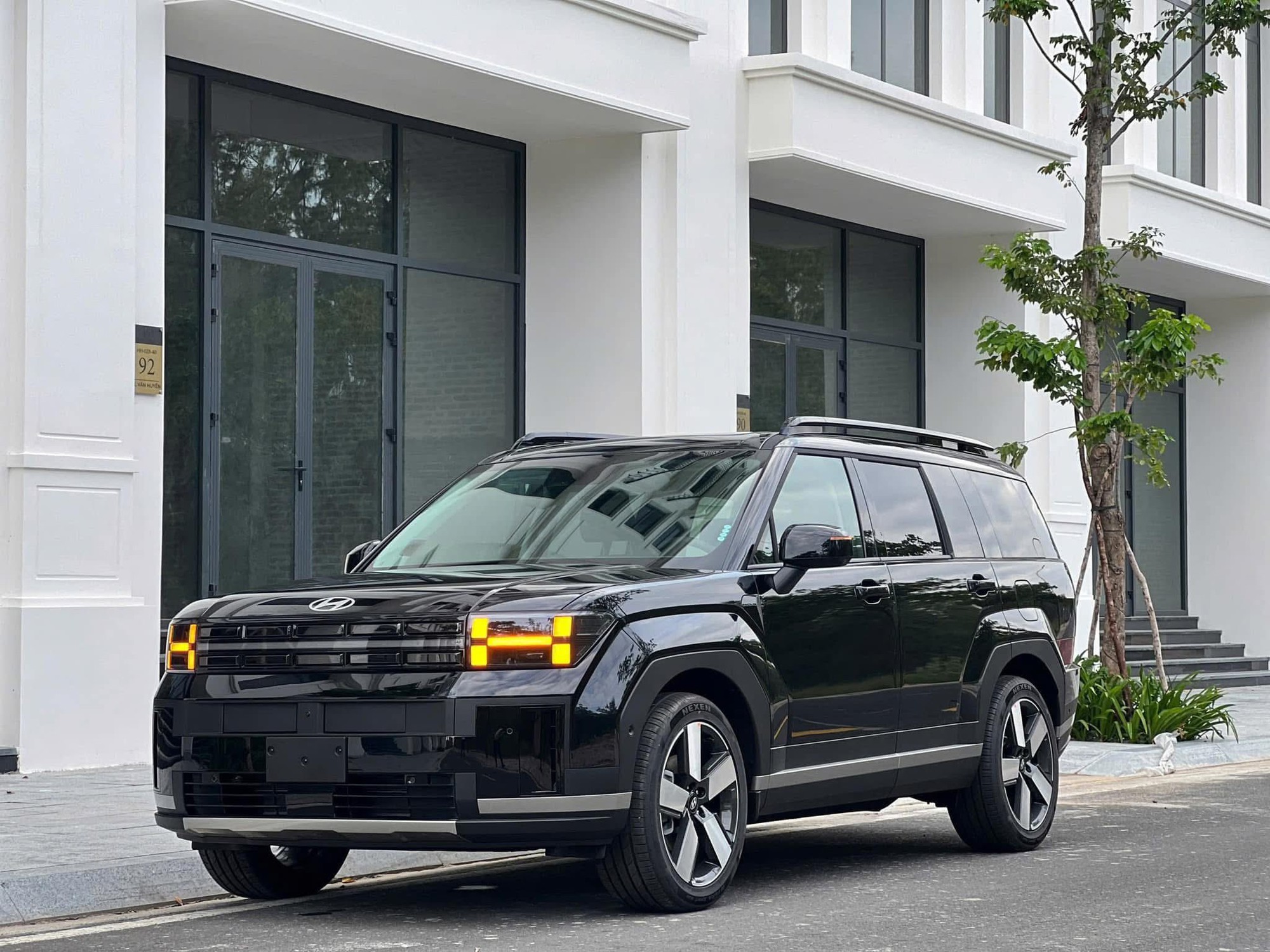 Hyundai Santa Fe 2026 ra mắt: Bản tiêu chuẩn 'lấy thêm' trang bị của bản cao, bổ sung bản mới, tăng giá gây tranh cãi - Ảnh 7