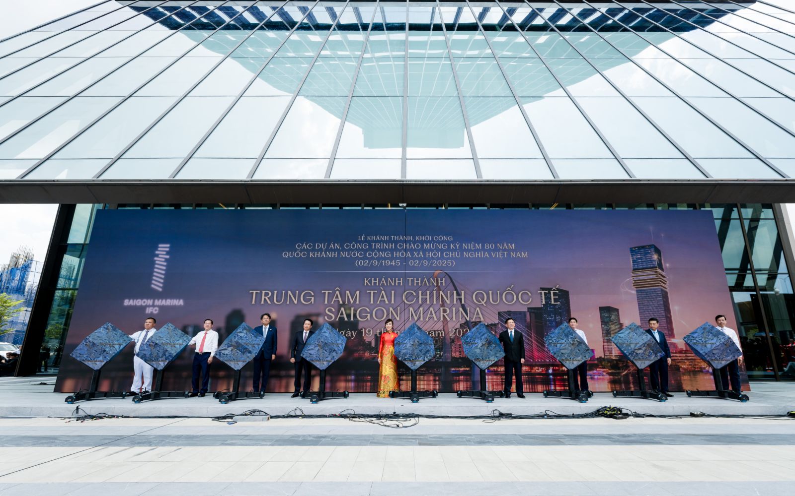 Cận cảnh tòa tháp tài chính quốc tế 55 tầng đầu tiên ở TP HCM - Ảnh 1