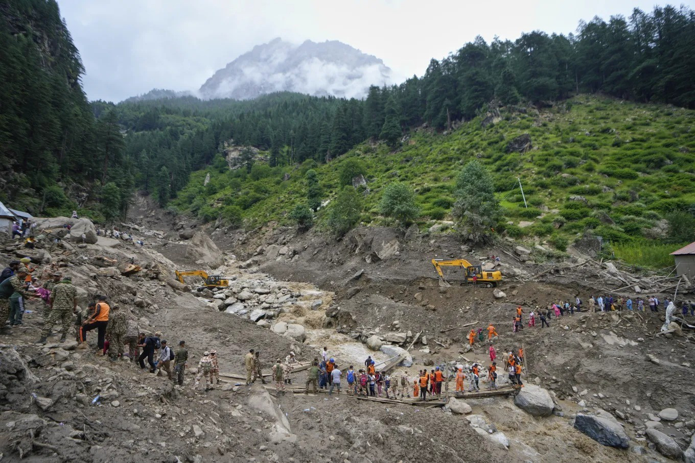 Thảm họa chồng chất vì mưa lớn ở Nam Á, hàng trăm người thiệt mạng chỉ trong một ngày - Ảnh 5