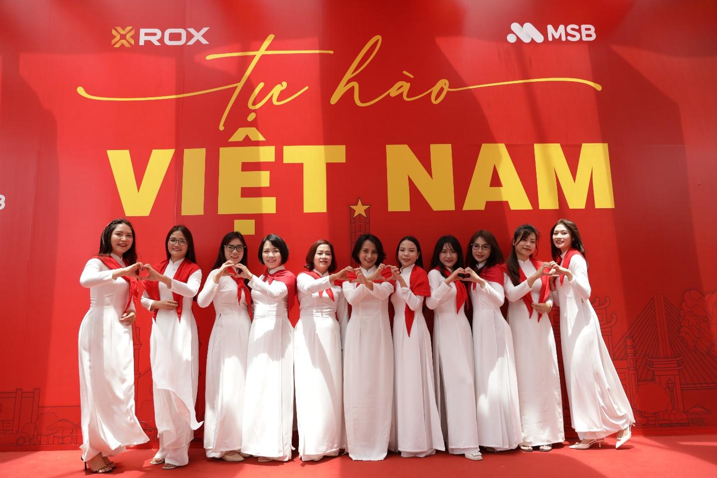 ROX Tower rực rỡ cờ hoa, lan tỏa tinh thần tự hào Việt Nam - Ảnh 2