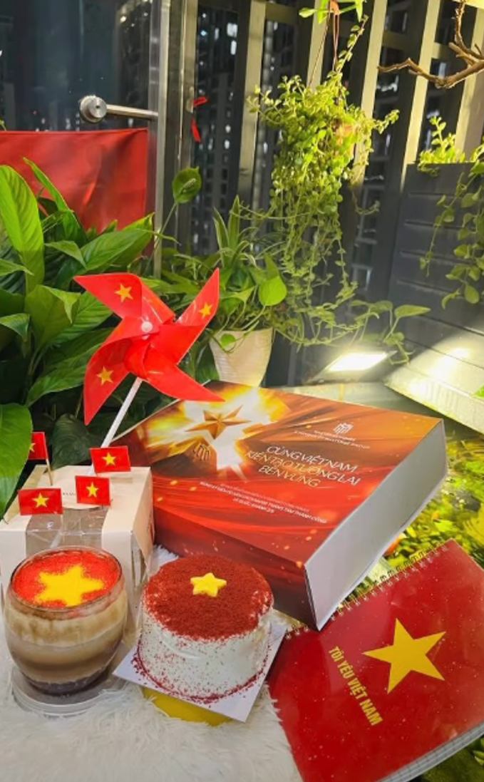 Cư dân Masterise Homes nhận quà yêu nước chung tay phủ đỏ Việt Nam - Ảnh 5