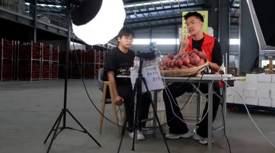 Buồn của nền kinh tế số 2 thế giới: Người trẻ dần 'quên mất khát vọng bản thân', phải tạm gác hoài bão để vật lộn giữa thị trường lao động khắc nghiệt - Ảnh 1