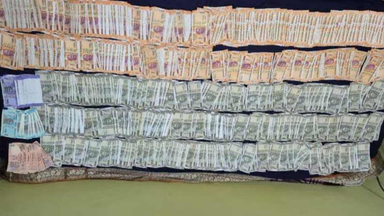 Đột kích tư gia kiểm lâm viên lương tháng 23 triệu sắp về hưu, cảnh sát tịch thu 6,1 kg vàng bạc trị giá 4,1 tỷ, núi tiền mặt 4,2 tỷ đồng, 6 bất động sản - Ảnh 1