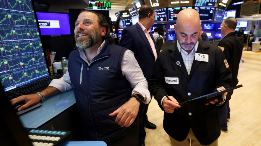 Chứng khoán Mỹ tăng dựng đứng, Dow Jones nhảy vọt 900 điểm, xác suất Fed cắt giảm lãi suất tháng tới trên 90% sau phát biểu của ông Powell - Ảnh 1