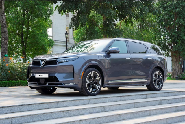 Dùng nam châm dò khắp thân VinFast VF 9, vỏ xe dùng chất liệu gì mà không hút? - Ảnh 1