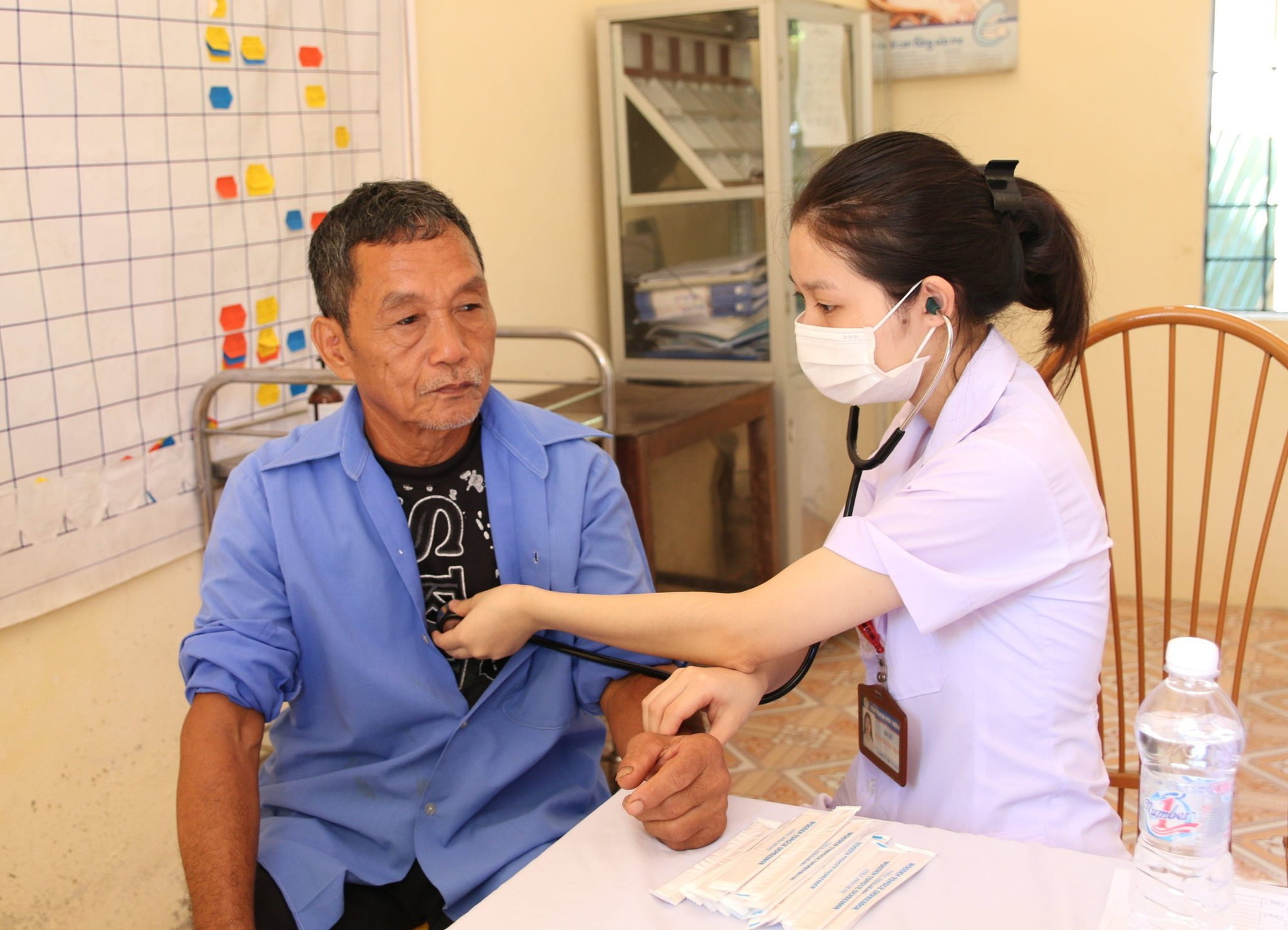 5 trường hợp đặc biệt vẫn được thanh toán khi chưa xuất trình thẻ BHYT - Ảnh 1