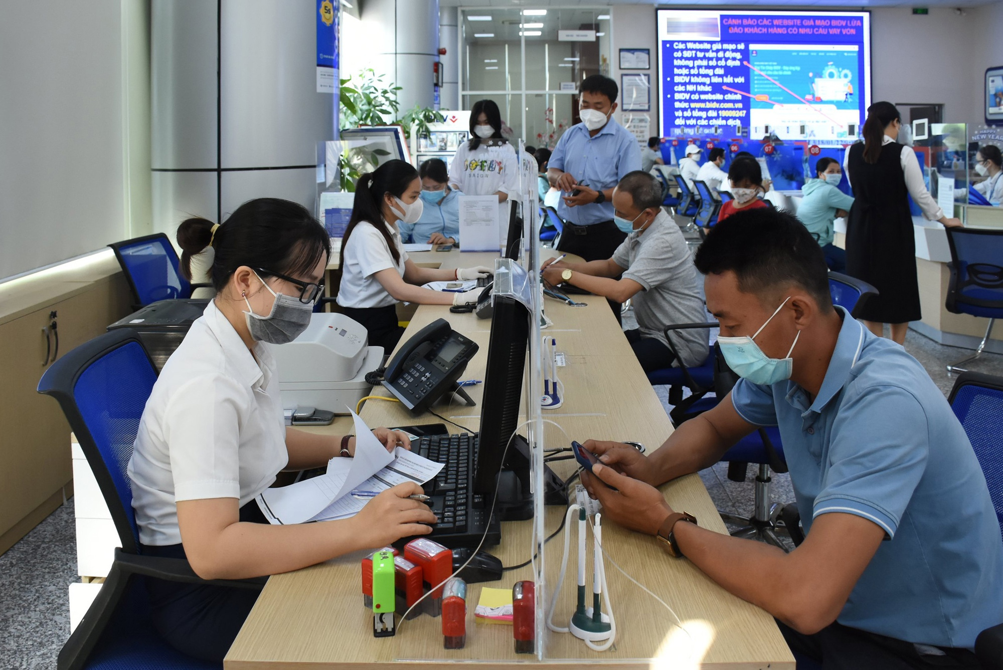 Ngân hàng cảnh báo thủ đoạn chiếm đoạt tiền mới nhất - Ảnh 1
