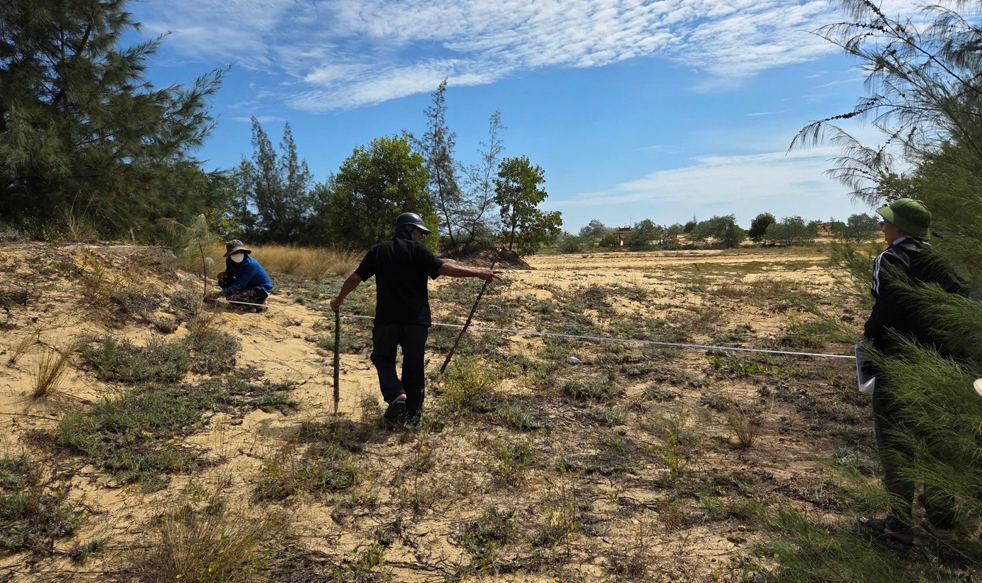 Quảng Trị: Cầu nghìn tỉ sắp hoàn thành, đường 2 đầu cầu chưa xong giải phóng mặt bằng - Ảnh 1
