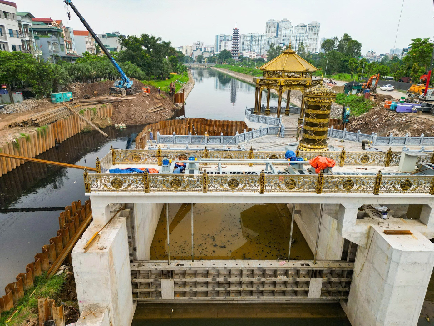 Đập dâng đầu tiên trên sông Tô Lịch trước ngày về đích - Ảnh 9