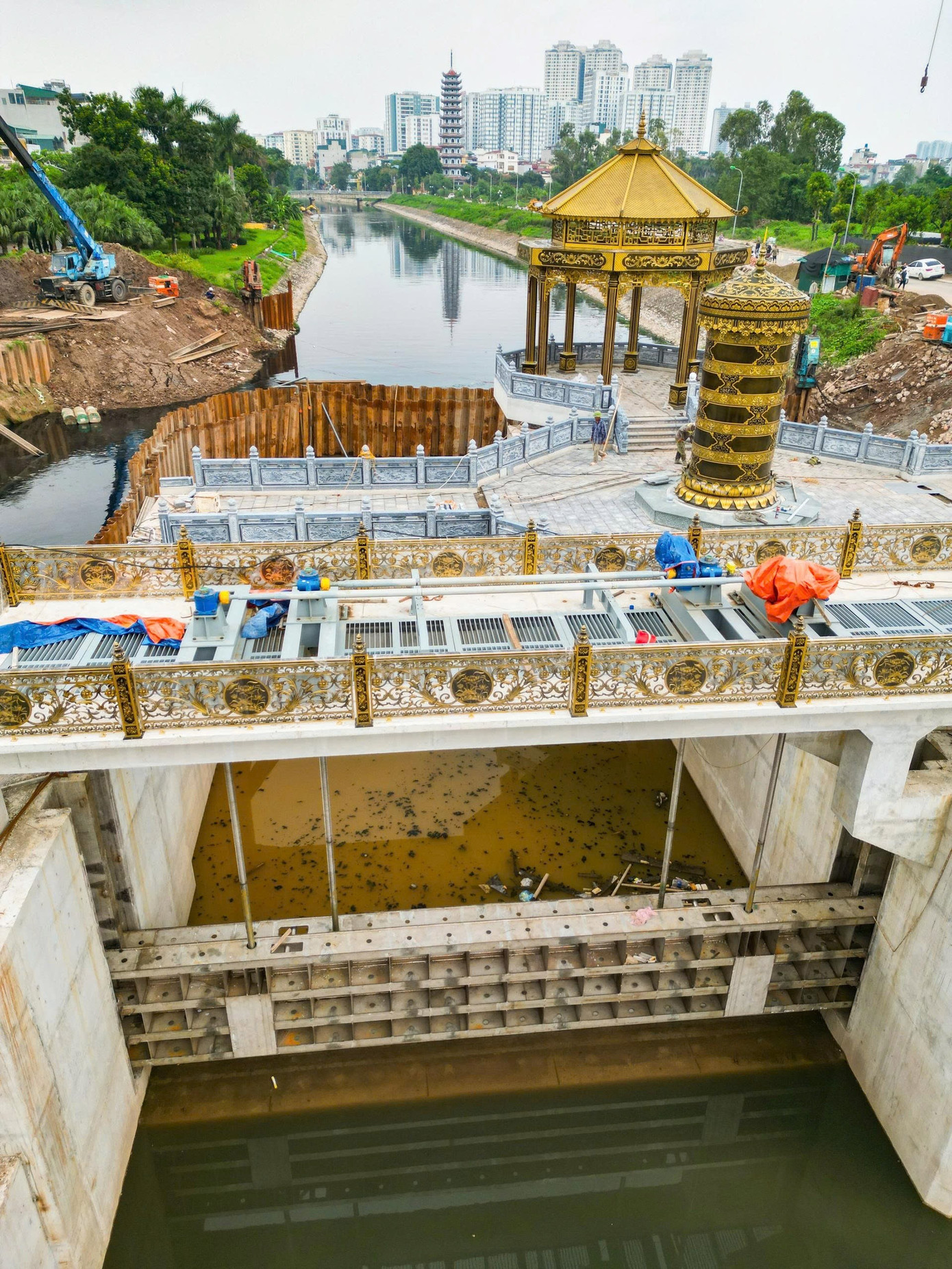 Đập dâng đầu tiên trên sông Tô Lịch trước ngày về đích - Ảnh 3