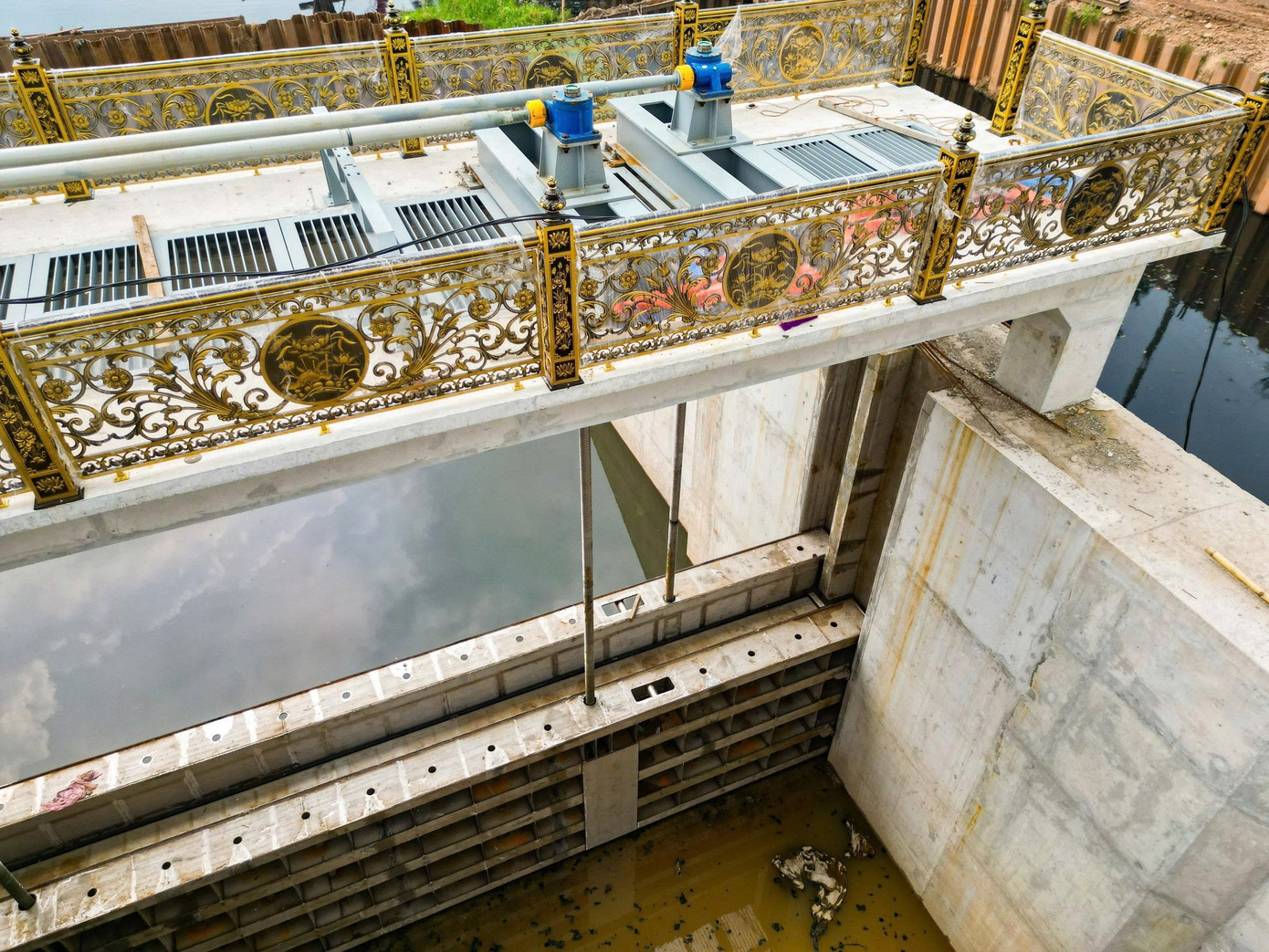 Đập dâng đầu tiên trên sông Tô Lịch trước ngày về đích - Ảnh 8