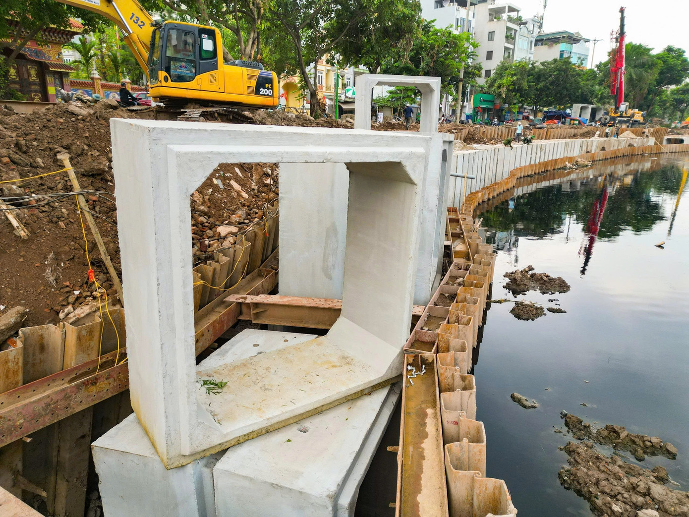 Đập dâng đầu tiên trên sông Tô Lịch trước ngày về đích - Ảnh 10