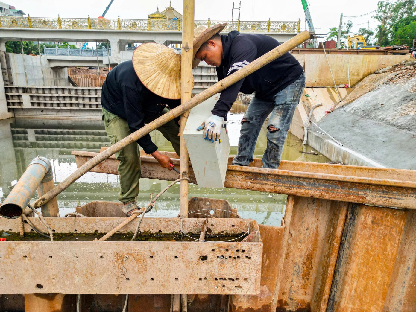 Đập dâng đầu tiên trên sông Tô Lịch trước ngày về đích - Ảnh 15